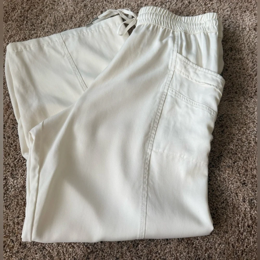 CALIA by Carrie Underwood Cream Cropped Pants
